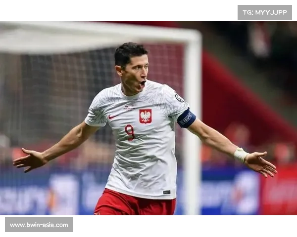 波兰队长莱万专访谈客场胜利 强调全队专注与团结精神的重要性